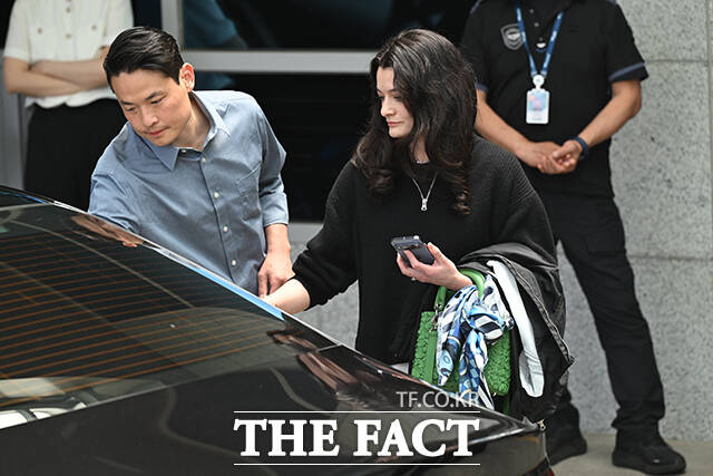 이날 젠슨 황과 함께 방한한 장녀 매디슨 황 옴니버스 및 로보틱스 제품 마케팅수석 이사가 차량에 탑승하고 있다.