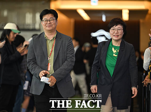 정재승(왼쪽), 이미경 서울국제환경영화제 공동집행위원장이 5일 오후 서울 송파구 롯데콘서트홀에서 열린 제23회 서울국제환경영화제 포토콜에 참석해 그린카펫을 밟고 있다. /박헌우 기자