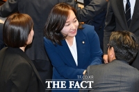  본회의 출석해 의원들과 인사 나누는 전은수 의원 [포토]