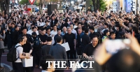  수많은 인파에 둘러싸인 젠슨 황 [TF사진관]