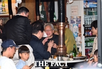  '막내' 구광모, '형님들 냅킨은 제가 챙겨요~' [TF사진관]