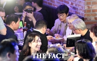  구광모 회장에게 치킨 나눠주는 로리 황 [포토]