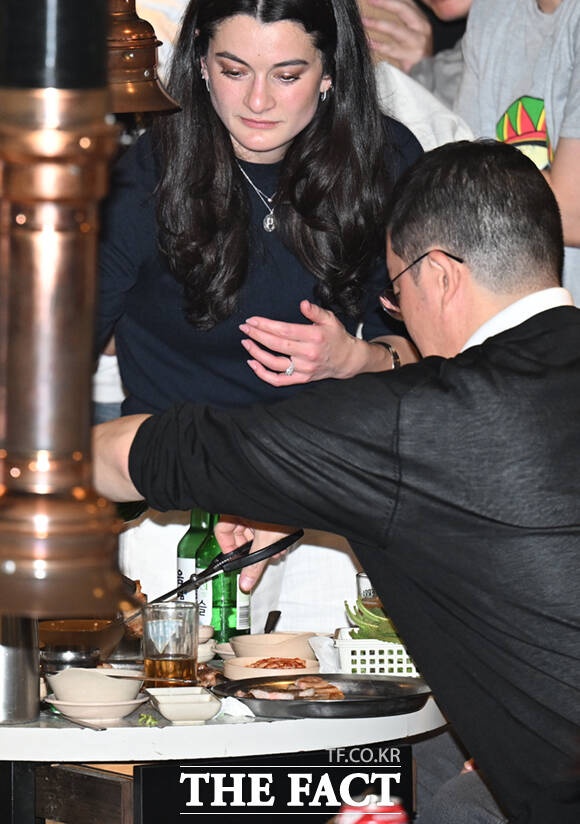 삼겹살을 가로(?)로 자르는 구 회장.