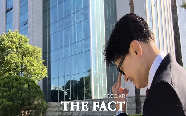 5일 오후 국회의원으로서 첫 일정을 마친 한동훈 의원이 의원회관 앞으로 이동하고 있다. 첫날 소감을 묻는 취재진의 질문에 그는 똑같죠 뭐라고 덤덤한 답변을 남긴 뒤 웃었다. /서울 여의도=오승혁 기자
