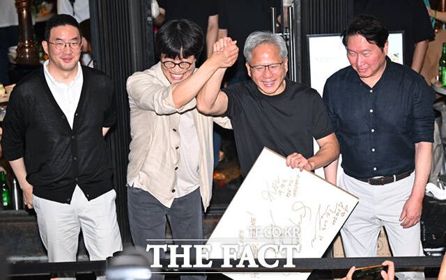 회식 비용 결제한 이 의장의 손 잡아 올린 젠슨 황.