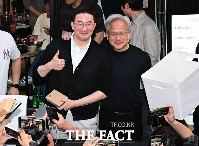 구 회장과 기념촬영하는 젠슨 황.