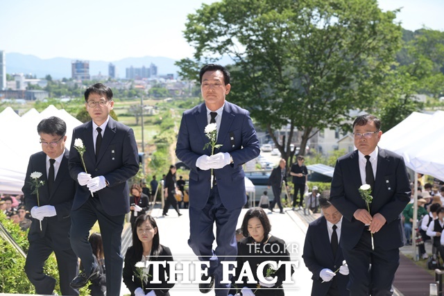 백성현 논산시장이 6일 충령탑에서 제71회 현충일 추념식에서 헌화를 하고 있다. /논산시