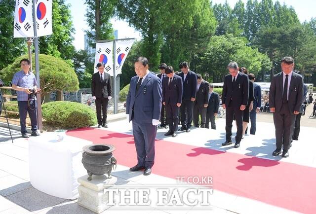 최민호 세종시장이 6일 세종시 조치원읍 충령탑에서 국가유공자와 유가족, 보훈단체장, 주요 기관장, 시민 등 400여 명이 참석한 가운데 추념식을 열고 있다. /세종시