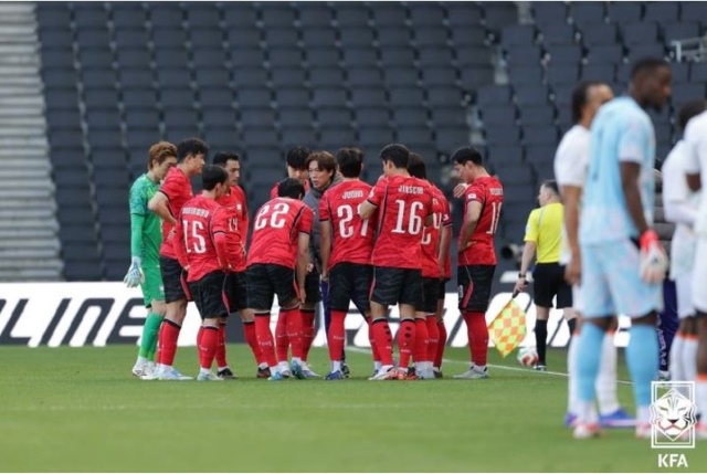 한국 축구 대표팀이 지난 3월 코트디부아르와의 친선경기 중 하이드레이션 브레이크를 보내고 있는 장면. 각종 구설에 오른 홍명보 감독이 새로운 하이드레이션 브레이크를 어떻게 활용할지 기대와 걱정이 교차되고 있다. / 대한축구협회 제공