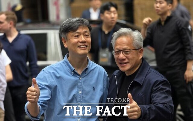 장병규 크래프톤 이사회 의장(왼쪽부터)과 젠슨 황 엔비디아 CEO가 7일 서울시 강남구에 위치한 한 PC방에서 만나 피지컬 AI 개발과 엔비디아의 AI PC 플랫폼 'RTX 스파크' 등 하드웨어 분야의 협력 방안을 논의했다. /뉴시스