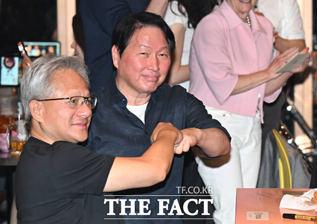 젠슨 황 엔비디아 최고경영자(CEO)가 7일 서울 강남구 삼성동 치킨 전문점 ‘깐부치킨’에서 최태원 SK그룹 회장과 주먹을 맞대고 있다. /이새롬 기자