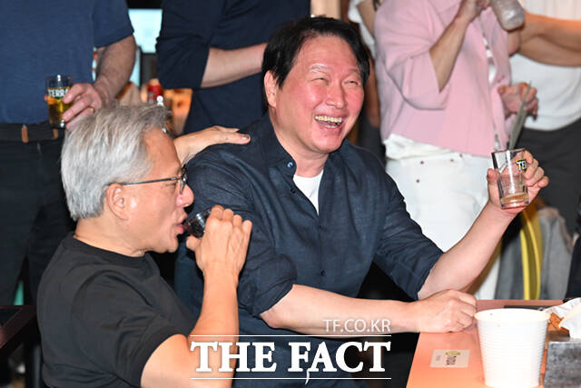 젠슨 황 엔비디아 최고경영자(CEO)가 7일 서울 강남구 삼성동 치킨 전문점 ‘깐부치킨’에서 최태원 SK그룹 회장과 곽노정 SK하이닉스 사장, 김주선 SK하이닉스 AI인프라담당 사장, 정재헌 SK텔레콤 사장, 정석근 SK텔레콤 AI CIC장과 만찬 회동을 하며 기념촬영하고 있다.