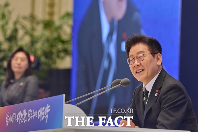 이재명 대통령은 8일 오전 10시 청와대 영빈관에서 취임 1주년 기자회견을 갖는다. 이 대통령이 2월 21일 청와대 영빈관에서 열린 2026년 신년 기자회견에서 미소를 짓고 있다. /청와대