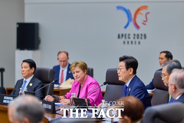 이재명 대통령이 2025년 10월 31일 경북 경주 APEC 정상회의장에서 주재한 2025 APEC 정상회의 세션1 초청국과의 비공식대화에서 발언하고 있다. /청와대