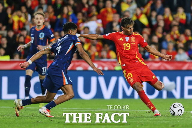 스페인 라민 야말(오른쪽)이 지난해 3월 열린 UEFA 네이션스리그 준준결승 네덜란드와의 2차전 홈경기에서 팀의 세번째 골을 터뜨리고 있다. /발렌시아(스페인)= AP 뉴시스