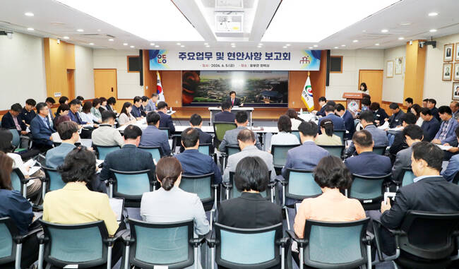 재전에 성공해 업무에 복귀한 권기창 안동시장이 '주요업무 및 현안사항 보고회'를 주재하고 시장 부재 기간 추진된 주요 사업과 현안의 진행 상황을 종합 점검하고 있다. /안동시