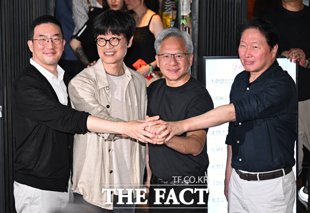 5일 서울 마포구 서교동의 한 고깃집에서 구광모 LG그룹 회장(왼쪽부터), 이해진 네이버 의장, 젠슨 황 엔비디아 최고경영자, 최태원 SK그룹 회장이 삼겹살 회동 중 기념 촬영하고 있다. ／이새롬 기자