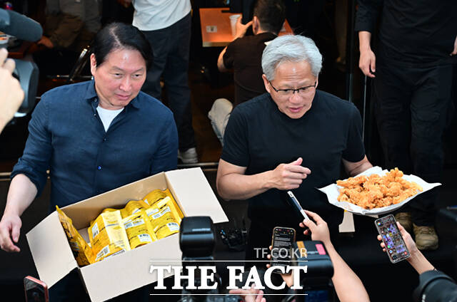 젠슨 황 엔비디아 최고경영자(CEO)가 7일 서울 강남구 삼성동 치킨 전문점 ‘깐부치킨’에서 최태원 SK그룹 회장과 곽노정 SK하이닉스 사장, 김주선 SK하이닉스 AI인프라담당 사장, 정재헌 SK텔레콤 사장, 정석근 SK텔레콤 AI CIC장과 만찬 회동을 하며 기념촬영하고 있다.