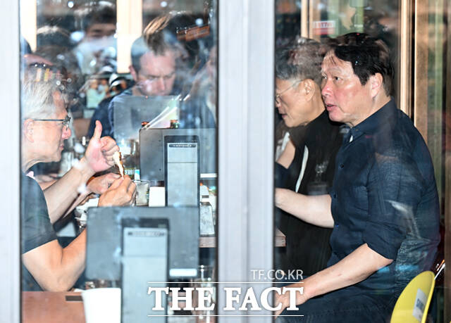젠슨 황 엔비디아 최고경영자(CEO)가 7일 서울 강남구 삼성동 치킨 전문점 ‘깐부치킨’에서 최태원 SK그룹 회장과 곽노정 SK하이닉스 사장, 김주선 SK하이닉스 AI인프라담당 사장, 정재헌 SK텔레콤 사장, 정석근 SK텔레콤 AI CIC장과 만찬 회동을 하며 기념촬영하고 있다.