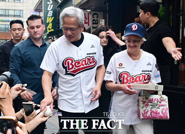 젠슨 황 엔비디아 최고경영자(CEO)가 7일 서울 강남구 삼성동 치킨 전문점 ‘깐부치킨’에서 최태원 SK그룹 회장 등과 만찬을 위해 입장하고 있다. /이새롬 기자