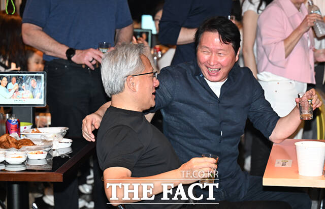 젠슨 황 엔비디아 최고경영자(CEO)가 7일 서울 강남구 삼성동 치킨 전문점 ‘깐부치킨’에서 최태원 SK그룹 회장과 곽노정 SK하이닉스 사장, 김주선 SK하이닉스 AI인프라담당 사장, 정재헌 SK텔레콤 사장, 정석근 SK텔레콤 AI CIC장과 만찬 회동을 하며 기념촬영하고 있다.