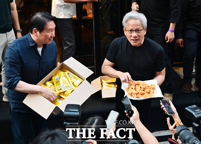 젠슨 황 엔비디아 최고경영자(CEO)가 7일 서울 강남구 삼성동 치킨 전문점 ‘깐부치킨’에서 최태원 SK그룹 회장과 곽노정 SK하이닉스 사장, 김주선 SK하이닉스 AI인프라담당 사장, 정재헌 SK텔레콤 사장, 정석근 SK텔레콤 AI CIC장과 만찬 회동을 하며 기념촬영하고 있다.