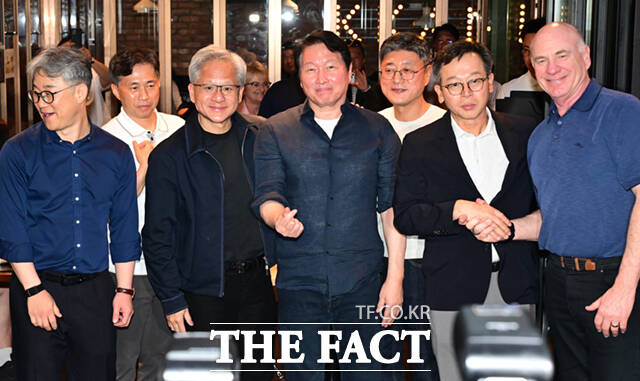 젠슨 황 엔비디아 최고경영자(CEO)가 7일 서울 강남구 삼성동 치킨 전문점 ‘깐부치킨’에서 최태원 SK그룹 회장과 곽노정 SK하이닉스 사장, 김주선 SK하이닉스 AI인프라담당 사장, 정재헌 SK텔레콤 사장, 정석근 SK텔레콤 AI CIC장과 만찬 회동을 하며 기념촬영하고 있다.