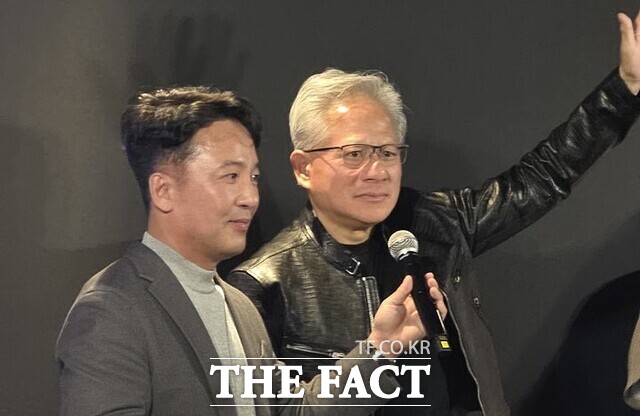 젠슨 황 엔비디아 CEO(오른쪽부터)와 김택진 엔씨 대표는 7일 서울시 강남구 신논현역 인근의 '포털 PC'방에서 열린 '아이온2' 이용자 대상 '서프라이즈 라이브'에 깜짝 등장해 눈길을 끌었다. /뉴시스