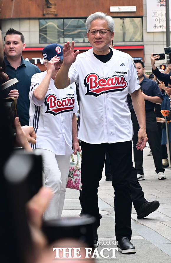 젠슨 황 엔비디아 최고경영자(CEO)가 7일 서울 강남구 삼성동 치킨 전문점 ‘깐부치킨’에서 최태원 SK그룹 회장 등과 만찬을 위해 입장하고 있다. /이새롬 기자