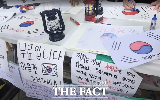 시위 현장에서 즉석으로 만든 태극기를 무료로 나눔하고 있는 자원봉사자들./서울 올림픽공원=오승혁 기자