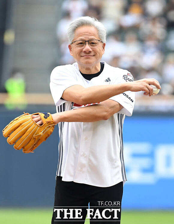 젠슨 황 엔비디아 최고경영자(CEO)가 7일 잠실야구장에서 열린 KBO리그 두산과 키움의 경기에서 시구를 마친 뒤 구단주 박정원 두산그룹 회장과 포옹하고 있다. /사진공동취재단