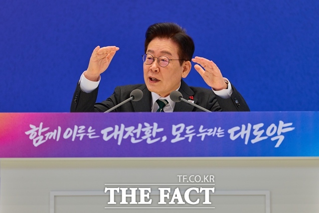 이재명 대통령이 21일 청와대 영빈관에서 열린 2026년 신년 기자회견에서 발언하고 있다. /청와대