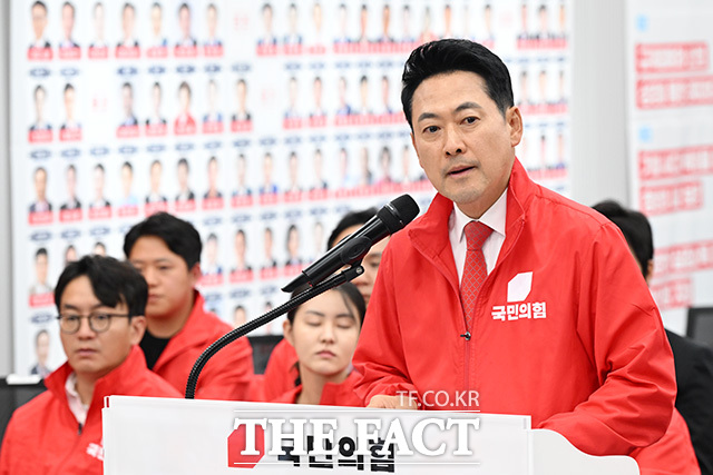 장동혁 국민의힘 대표가 7일 자신의 페이스북에 서울 송파구 올림픽공원 개표소 앞에서 벌어지고 있는 재선거 요구를 지지하는 글을 남겼다. /남용희 기자
