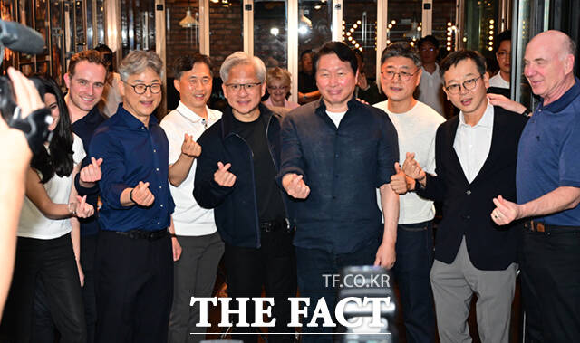 젠슨 황 엔비디아 최고경영자(CEO)가 7일 서울 강남구 삼성동 치킨 전문점 ‘깐부치킨’에서 최태원 SK그룹 회장과 곽노정 SK하이닉스 사장, 김주선 SK하이닉스 AI인프라담당 사장, 정재헌 SK텔레콤 사장, 정석근 SK텔레콤 AI CIC장과 만찬 회동을 하며 기념촬영하고 있다. /이새롬 기자
