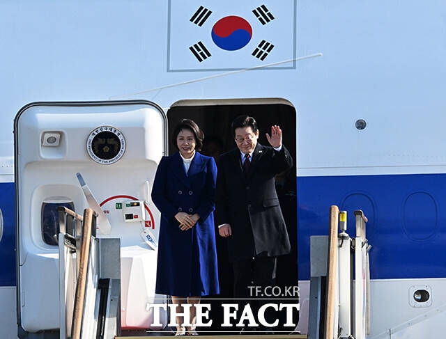 이재명 대통령은 취임 뒤 1년 간 경내행사 250건, 지방행사 178건을 비롯해 14개국 해외순방 일정을 소화했다. 이 대통령이 1월 4일 오후 경기 성남시 서울공항에 도착해 공군1호기에 올라 김혜경 여사와 함께 인사를 하고 있다. /배정한 기자