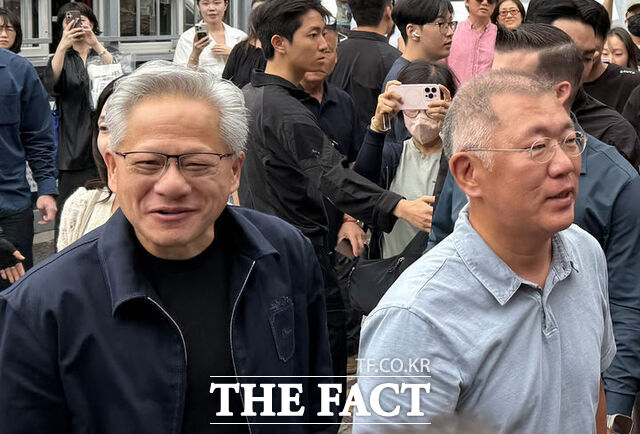 젠슨 황 엔비디아 CEO(왼쪽부터)와 정의선 현대자동차그룹 회장이 7일 서울 을지로에 위치한 유명 평양냉면집 우래옥에서 오찬 회동을 하기 위해 이동하고 있다. /뉴시스