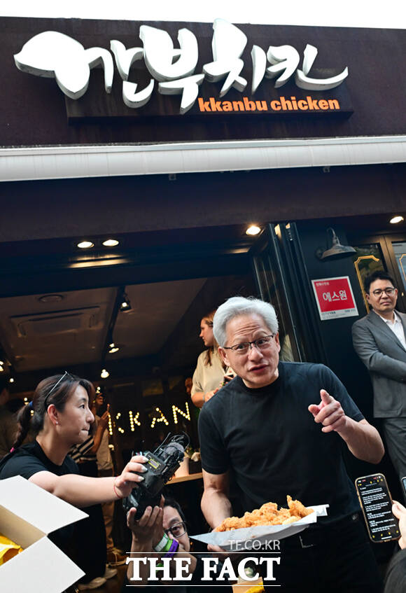 젠슨 황 엔비디아 최고경영자(CEO)가 7일 서울 강남구 삼성동 치킨 전문점 ‘깐부치킨’에서 최태원 SK그룹 회장과 곽노정 SK하이닉스 사장, 김주선 SK하이닉스 AI인프라담당 사장, 정재헌 SK텔레콤 사장, 정석근 SK텔레콤 AI CIC장과 만찬 회동을 하며 기념촬영하고 있다.