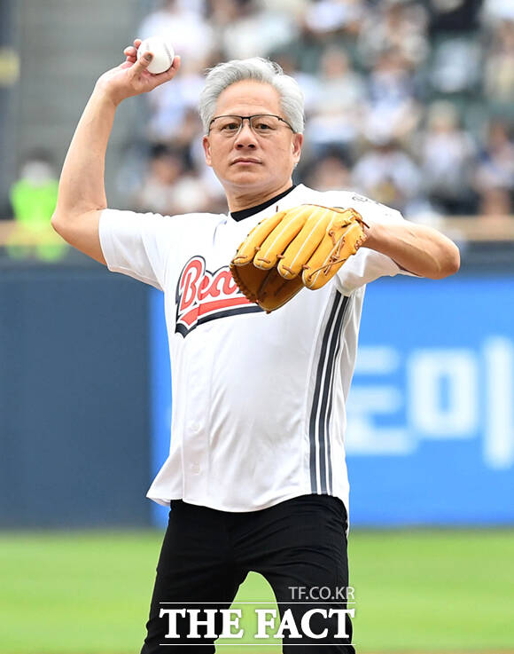 젠슨 황 엔비디아 최고경영자(CEO)가 7일 잠실야구장에서 열린 KBO리그 두산과 키움의 경기에서 시구를 하고 있다. /사진공동취재단