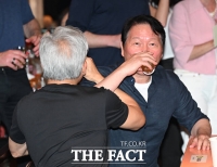  '우리는 깐부' 젠슨 황-최태원과 '러브샷'...동맹 의지 굳건 [TF사진관]
