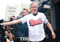  '두산 유니폼' 입고 깐부치킨 찾은 젠슨 황 [TF사진관]