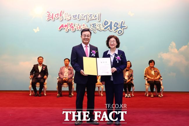 8일 의왕시청에서 열린 제9회 지방선거 당선증 교부식에서 당선증을 받고 김수정 의왕시선거관리위원장(오른쪽)과 기념 촬영을 하는 김성제 의왕시장 당선인(사진 왼쪽). /의왕시