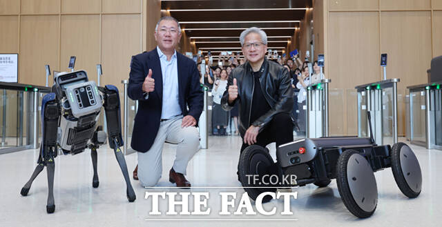 젠슨 황 엔비디아 최고경영자(CEO)와 정의선 현대차그룹 회장(왼쪽)이 8일 서울 서초구 양재동 현대차그룹 사옥에서 협력 방안을 논의한 뒤 브리핑하고 있다.