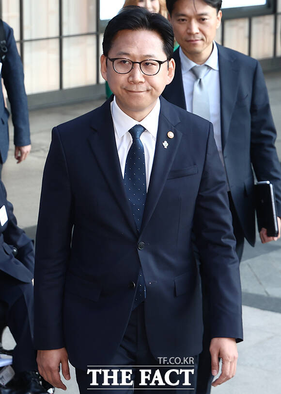 배경훈 부총리 겸 과학기술정보통신부 장관이 8일 오후 서울 중구 신라호텔에서 열린 '코리아 AI 에코시스템 리셉션'에 참석해 취재진의 질문에 답변하고 있다. /김성렬 기자