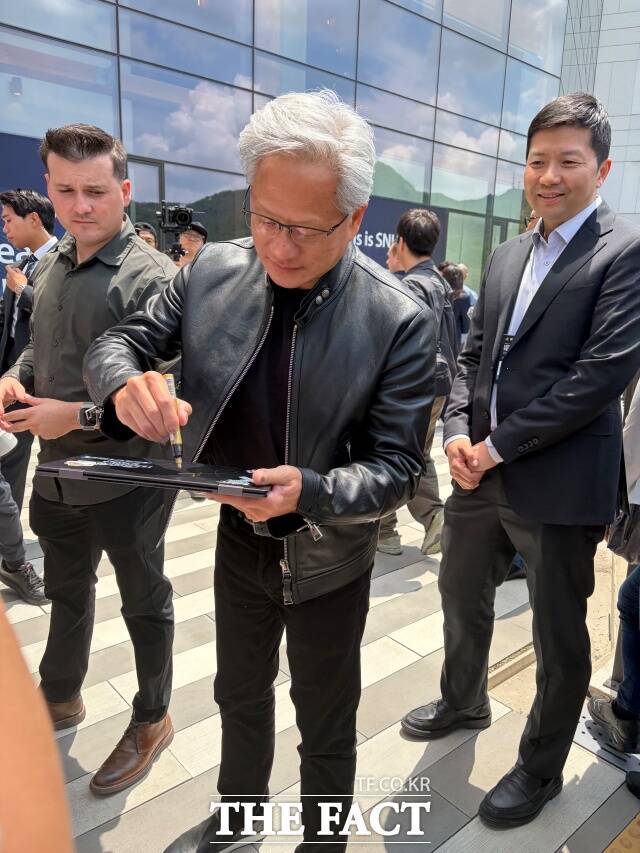 젠슨 황(Jensen Huang·63) 엔비디아(NVIDIA) 최고경영자(CEO)가 8일 서울대에 방문해 기념 사인을 하고 있다./ 서울대