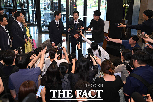 배경훈 부총리 겸 과학기술정보통신부 장관이 8일 오후 서울 중구 신라호텔에서 열린 '코리아 AI 에코시스템 리셉션'에 참석해 취재진의 질문에 답변하고 있다. /김성렬 기자
