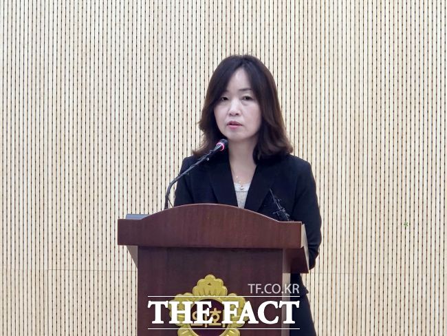 8일 경기도의회 브리핑룸에서 안민석 경기교육감 당선인 1차 인수위 명단과 조직을 발표하는 정윤희 대변인. /박아론 기자