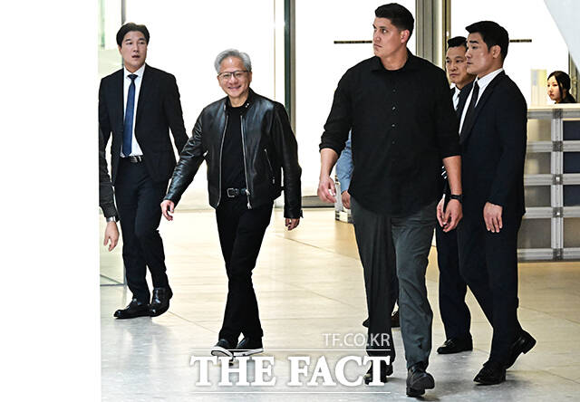 젠슨 황 엔비디아 최고경영자(CEO)가 8일 오후 경기도 성남시 정자동 네이버 1784 사옥을 방문해 이해진 네이버 의장과 함께 완성한 웹툰 앞에서 기념사진 촬영을 하고 있다. /성남=배정한 기자
