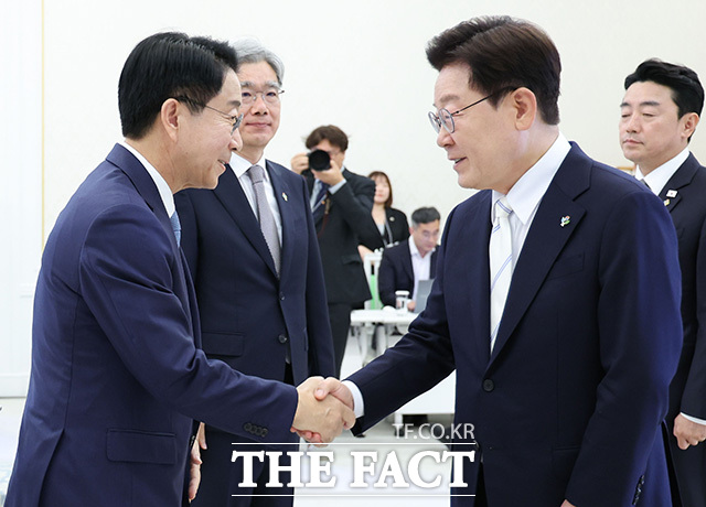 조정식 국회의장(왼쪽)과 조희대 대법원장(오른쪽)이 이 대통령의 발언을 듣고 있다.
