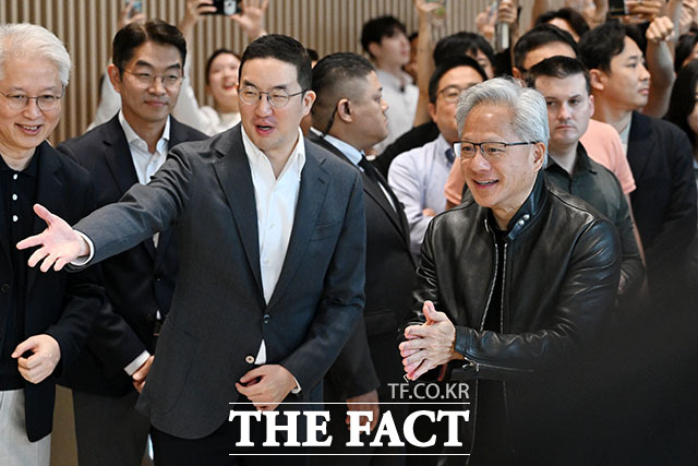 구광모 LG그룹 회장(왼쪽)과 젠슨 황 엔비디아 최고경영자(CEO)가 8일 오전 서울 영등포구 LG 트윈타워에서 논의를 마친 뒤 손을 맞잡고 있다. /서예원 기자
