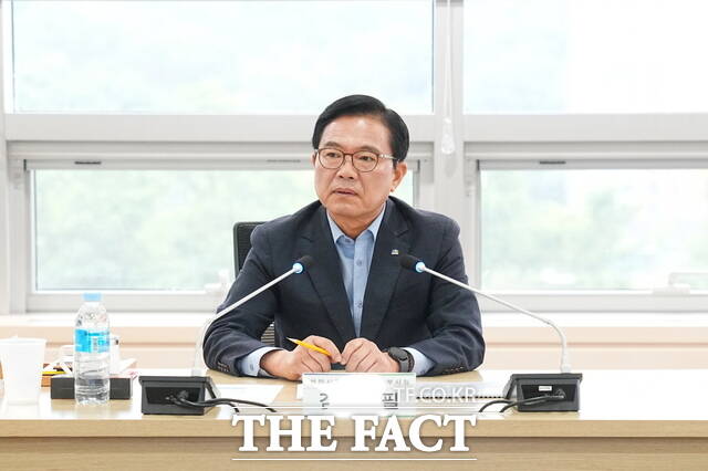 김석필 천안시장 권한대행이 8일 오전 간부회의에서 민선9기 시정 준비와 공직기강 확립을 당부하고 있다. /천안시